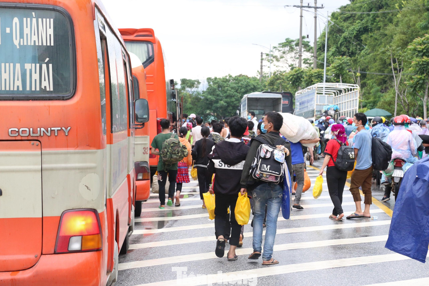Người dân hồ hởi lên xe trung chuyển về quê Người dân hồ hởi lên xe trung chuyển về quê