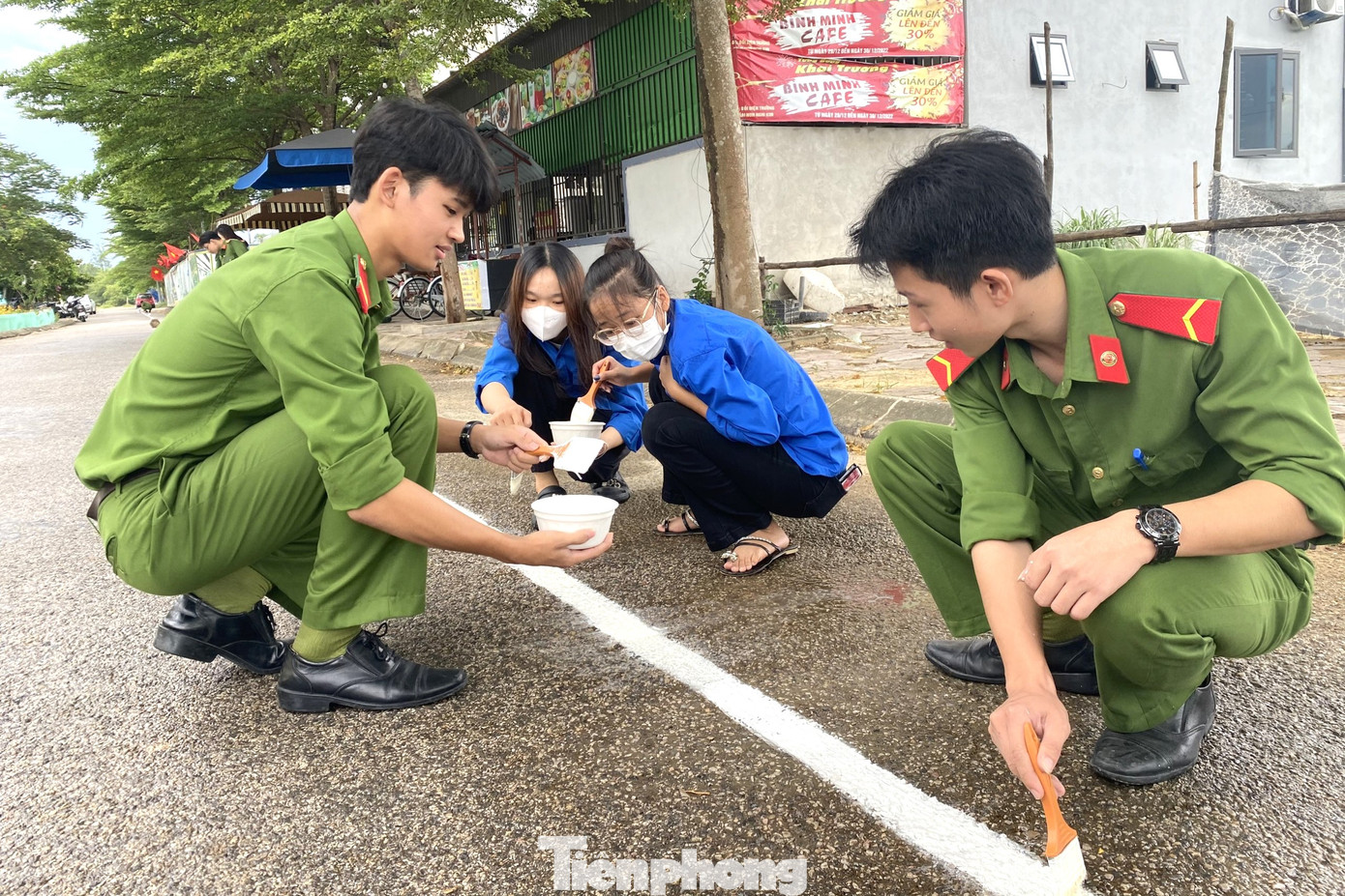 Đoàn Trại Tạm giam kẻ vạch cổng trường an toàn giao thông, trật tự đô thị trước Trường Mầm non Nghi Kim, TP Vinh.