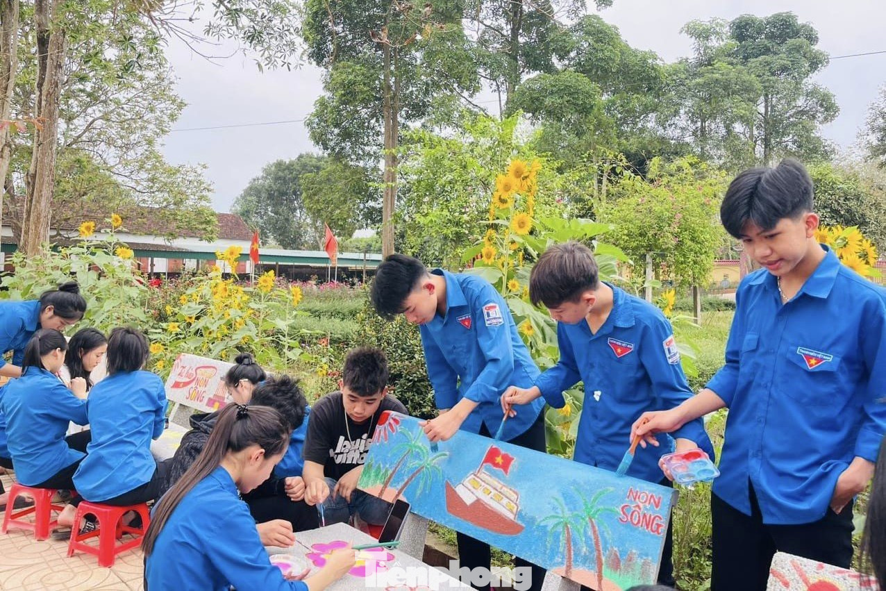 Hưởng ứng cuộc vận động “Tự hào một dải non sông”, thời gian qua, tuổi trẻ Nghệ An đã có nhiều cách làm hay, sáng tạo như đồng diễn xếp hình bản đồ Việt Nam, xây dựng clip giới thiệu các địa danh trong cả nước, hội thi rung chuông vàng “Tự hào một dải non sông”,… Trong đó, hoạt động vẽ tranh trên ghế đá thu hút đông đảo đoàn viên, thanh niên tham gia.