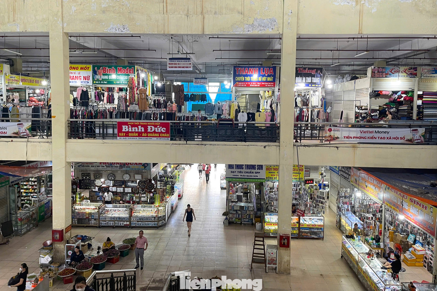 Ghi nhận chiều 7/6, tại chợ Vinh - khu chợ lớn nhất Nghệ An, các tiểu thương đã đồng loạt mở cửa kinh doanh trở lại. Tuy nhiên, lượng khách không quá đông mặc dù là ngày nghỉ cuối tuần.