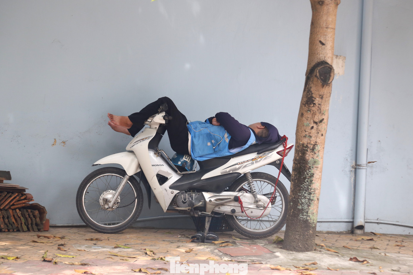 Người lao động mệt lả, bị vắt kiệt sức trong nắng nóng gay gắt đầu mùa.