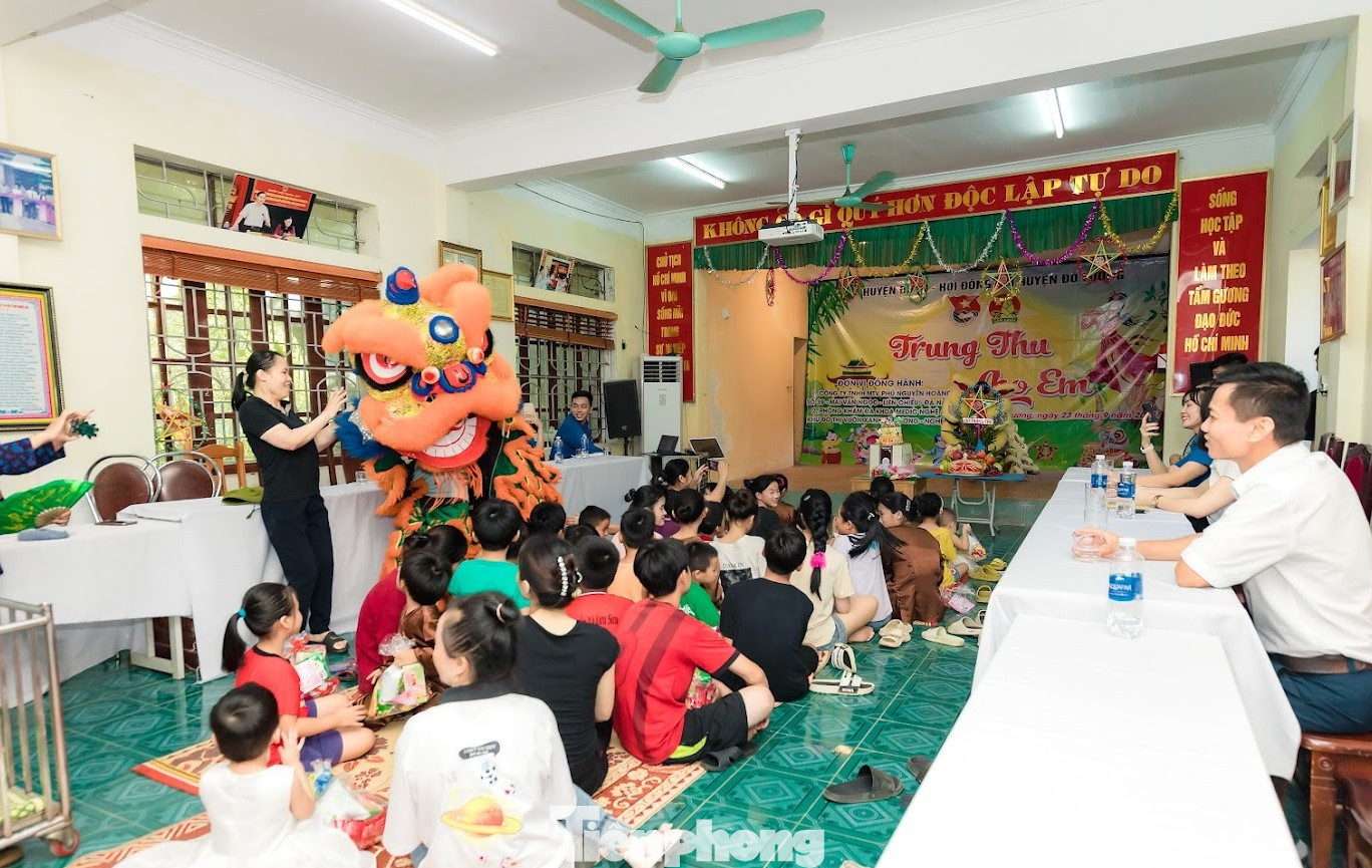 Các em nhỏ thích thú với màn múa lân.