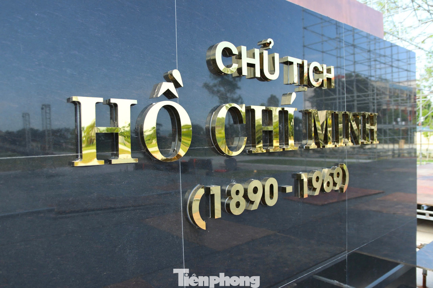 Hiện nay, các hạng mục của tượng đài, cảnh quan xung quanh được Ban tổ chức xây dựng hoàn thành. Công nhân đang lắp ráp sân khấu chuẩn bị cho Chương trình khai mạc Lễ hội Làng Sen năm 2025 diễn ra vào tối 15/5. Hiện nay, các hạng mục của tượng đài, cảnh quan xung quanh được Ban tổ chức xây dựng hoàn thành. Công nhân đang lắp ráp sân khấu chuẩn bị cho Chương trình khai mạc Lễ hội Làng Sen năm 2025 diễn ra vào tối 15/5.