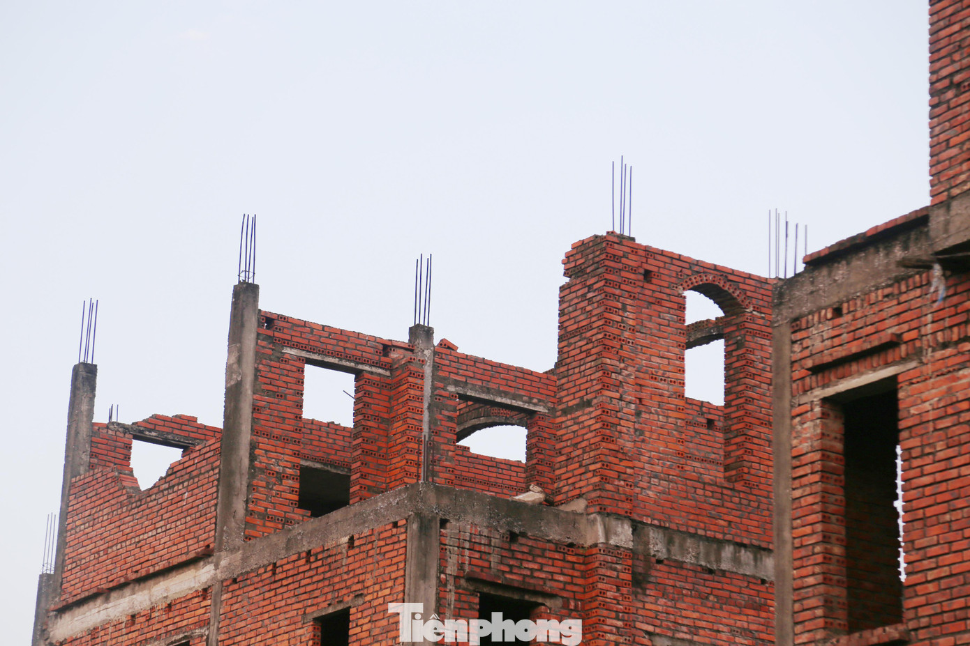 Những căn biệt thự được xây dựng xong phần thô rồi bỏ hoang.