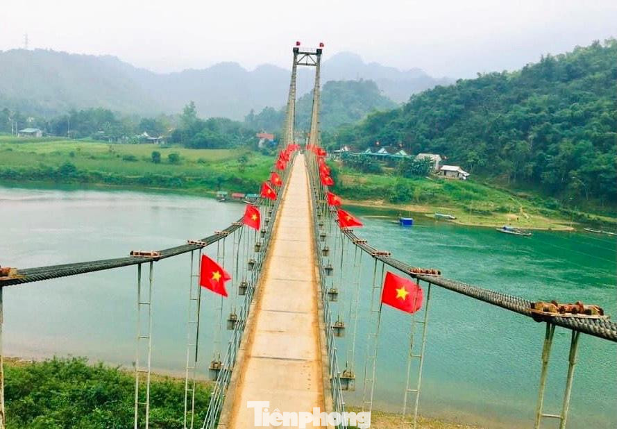 Lá cờ đỏ sao vàng, biểu tượng của hồn nước, lòng dân, của tình đoàn kết đời đời bền vững. Lá cờ đỏ sao vàng, biểu tượng của hồn nước, lòng dân, của tình đoàn kết đời đời bền vững.