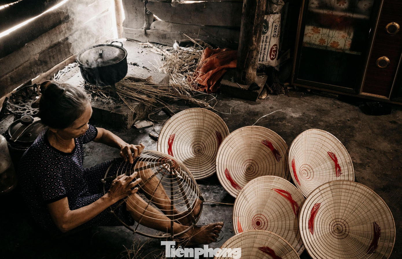 Công việc làm nón tuy không vất vả, cực nhọc nhưng đòi hỏi sự khéo tay, chịu khó, tỉ mỉ trong từng công đoạn.