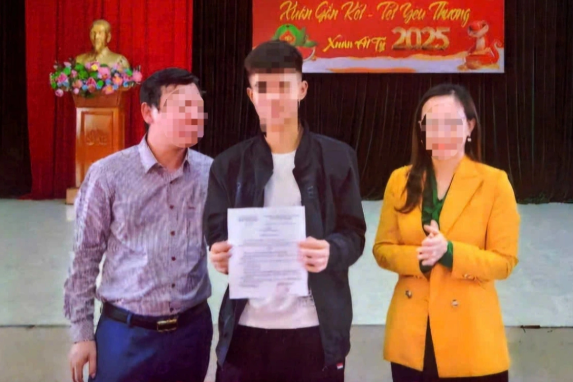 Đ.H.P (đứng giữa) nhận lệnh gọi nhập ngũ nhưng rời địa phương ngay trước ngày giao nhận quân.