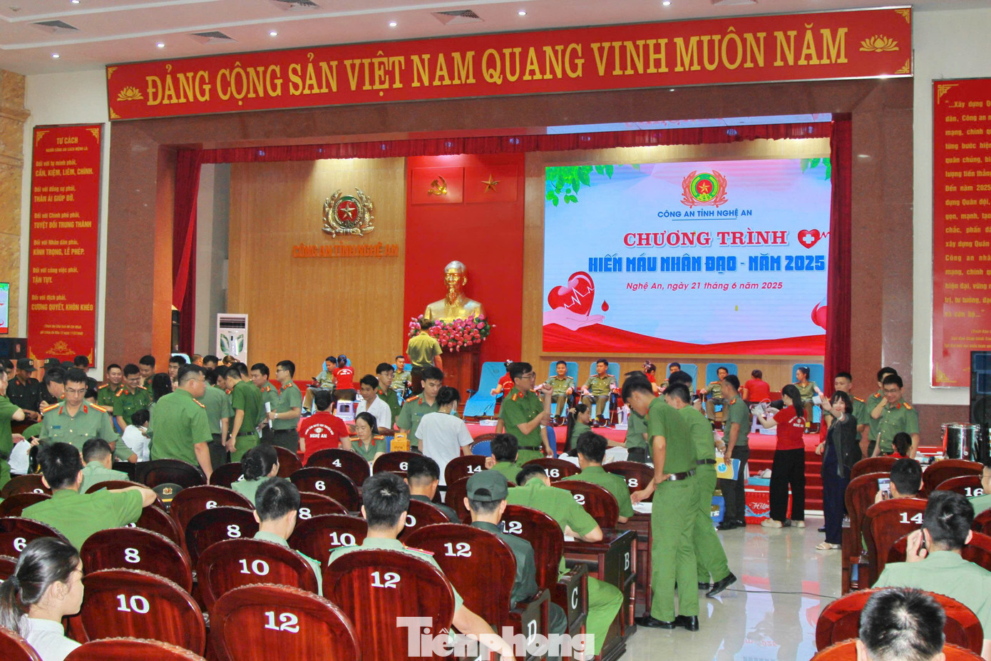 Hưởng ứng chiến dịch thanh niên tình nguyện hè năm 2025, trước tình hình nguồn máu dự trữ của tỉnh đang khan hiếm, ngày 21/6, Ban Thanh niên Công an tỉnh Nghệ An chủ trì, phối hợp với Trung tâm huyết học và truyền máu tỉnh tổ chức chương trình hiến máu nhân đạo. Với phương châm “Mỗi giọt máu cho đi - Một cuộc đời ở lại”, hơn 200 cán bộ, chiến sĩ đã trực tiếp tham gia hiến máu. Hưởng ứng chiến dịch thanh niên tình nguyện hè năm 2025, trước tình hình nguồn máu dự trữ của tỉnh đang khan hiếm, ngày 21/6, Ban Thanh niên Công an tỉnh Nghệ An chủ trì, phối hợp với Trung tâm huyết học và truyền máu tỉnh tổ chức chương trình hiến máu nhân đạo. Với phương châm “Mỗi giọt máu cho đi - Một cuộc đời ở lại”, hơn 200 cán bộ, chiến sĩ đã trực tiếp tham gia hiến máu.
