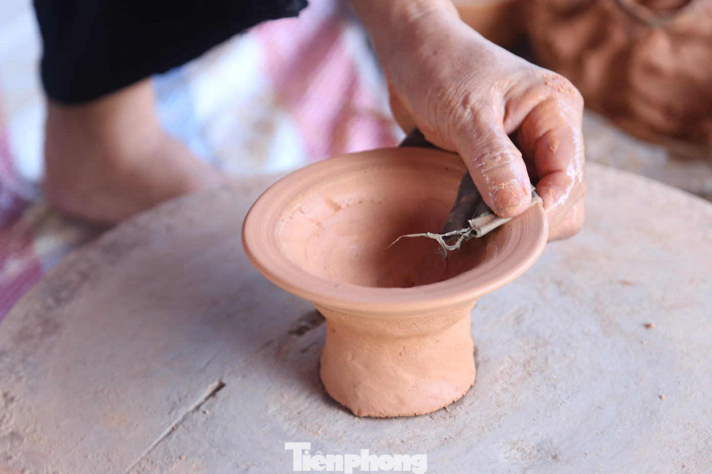 Không ai biết chính xác nghề làm gốm Trù Sơn (huyện Đô Lương, Nghệ An) có từ khi nào. Chỉ biết rằng, từ xa xưa, để phục vụ nhu cầu trong đời sống, những người nông dân ở đây đã tìm cách tạo ra những sản phẩm từ đất phục vụ sinh hoạt, rồi sau đó mới mang đi bán. Không ai biết chính xác nghề làm gốm Trù Sơn (huyện Đô Lương, Nghệ An) có từ khi nào. Chỉ biết rằng, từ xa xưa, để phục vụ nhu cầu trong đời sống, những người nông dân ở đây đã tìm cách tạo ra những sản phẩm từ đất phục vụ sinh hoạt, rồi sau đó mới mang đi bán.