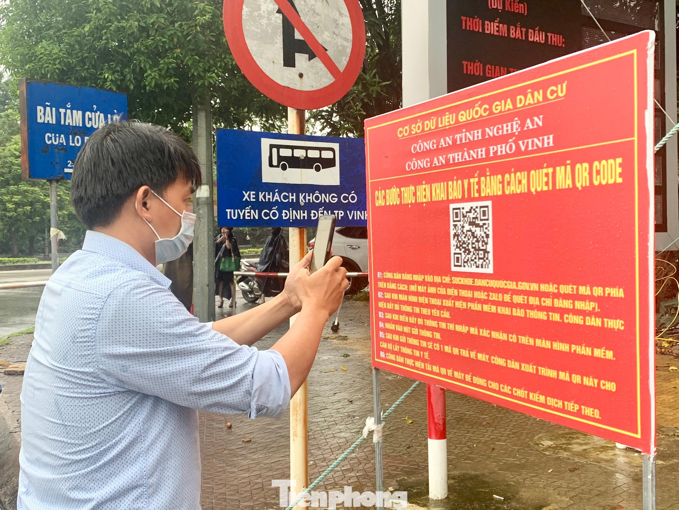 Người dân thực hiện khai báo y tế trên hệ thống trực tuyến