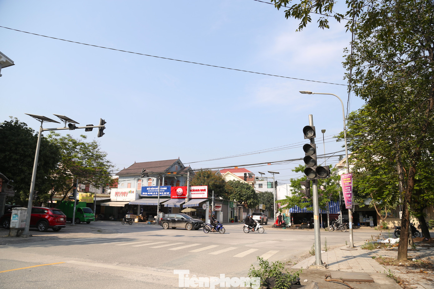 Tại ngã tư đường Lý Tự Trọng và đường Trương Văn Lĩnh, đèn tín hiệu cũng hoạt động "chập chờn", gây khó khăn cho người tham gia giao thông.