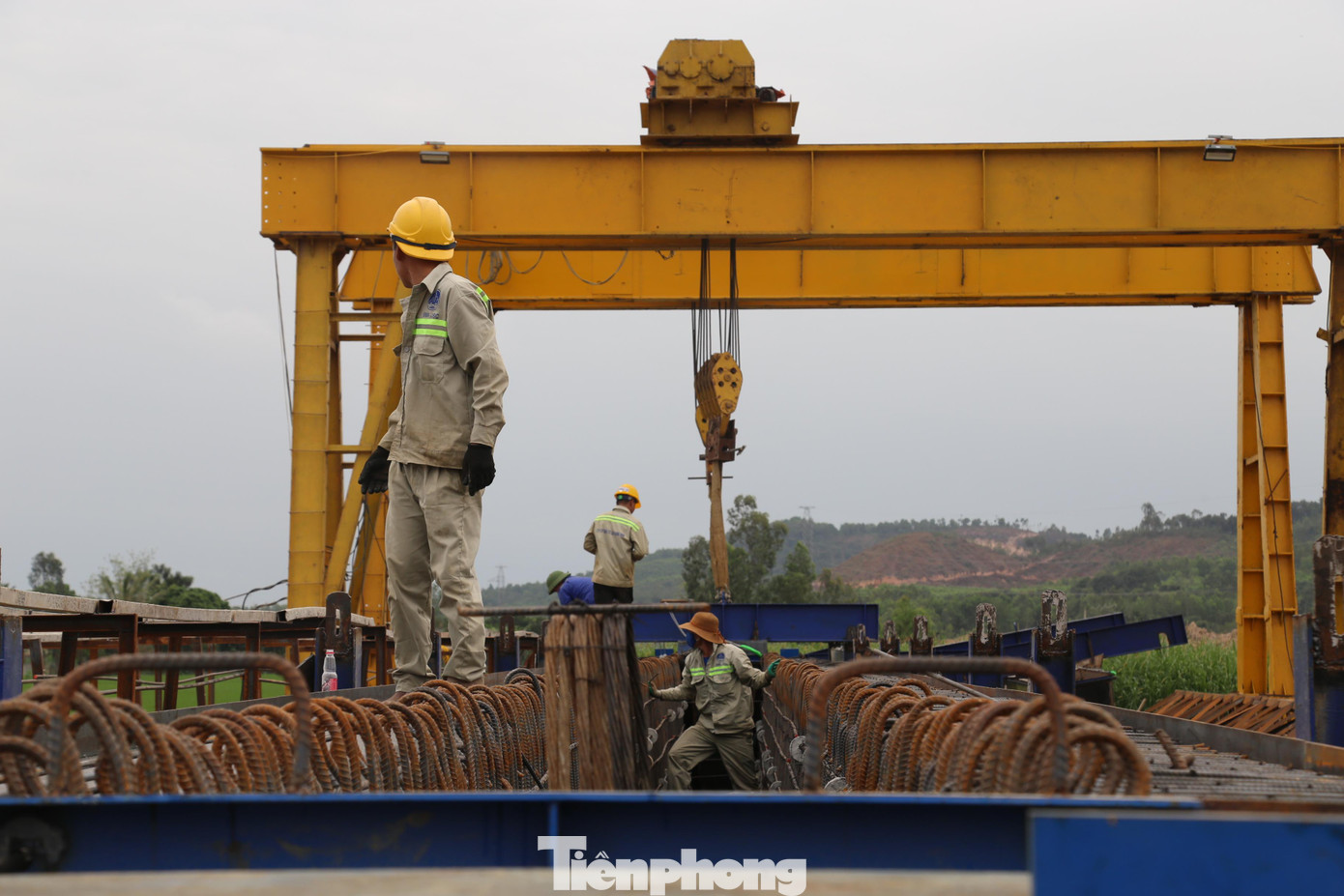 Các cây cầu trên tuyến cao tốc đang được đơn vị thi công đẩy nhanh tiến độ, gấp rút hoàn thành. Các cây cầu trên tuyến cao tốc đang được đơn vị thi công đẩy nhanh tiến độ, gấp rút hoàn thành.