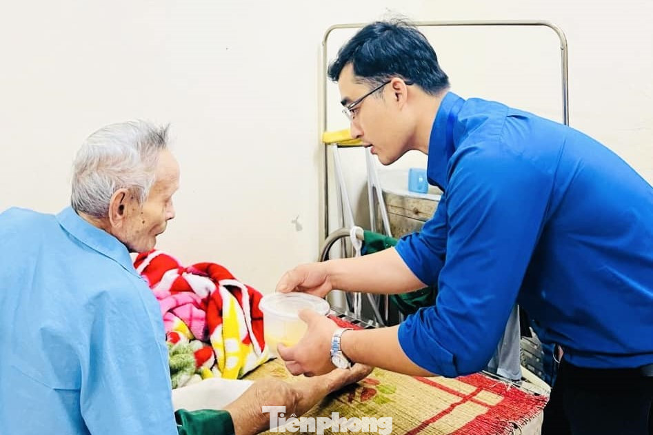 Hơn 200 suất cháo cho bệnh nhân đang nằm điều trị tập trung Bệnh viện Phong Da liễu Trung ương Quỳnh Lập cơ sở 1.