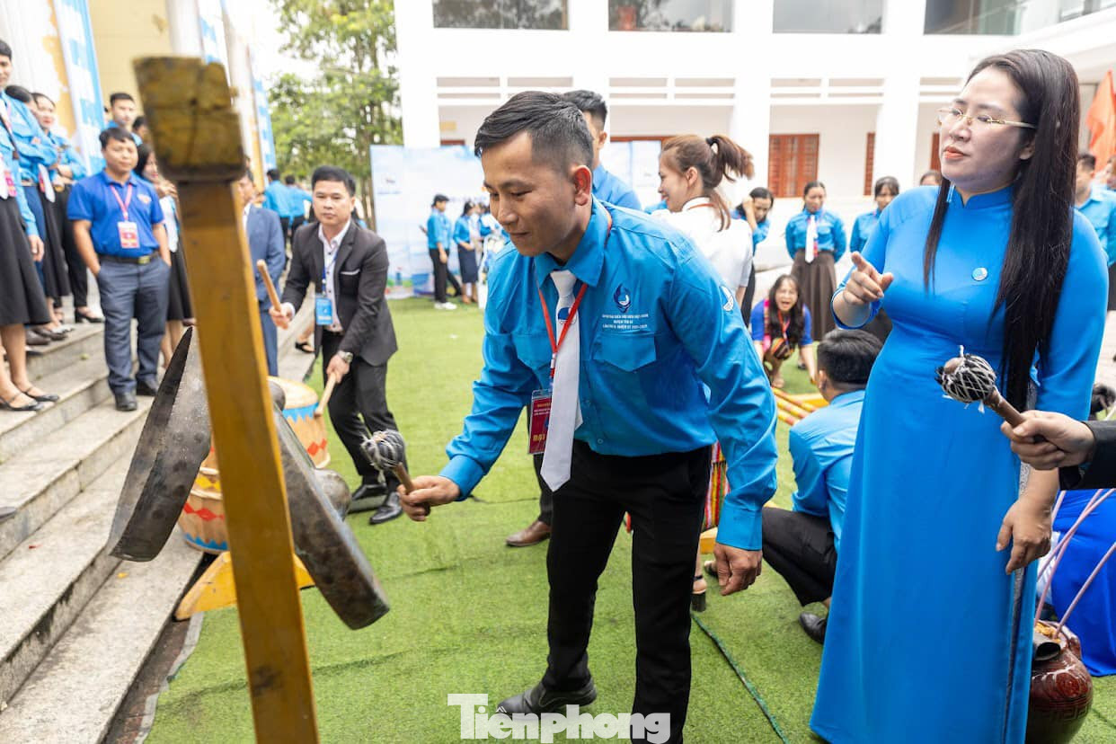 Các đại biểu tham gia đánh cồng chiêng.