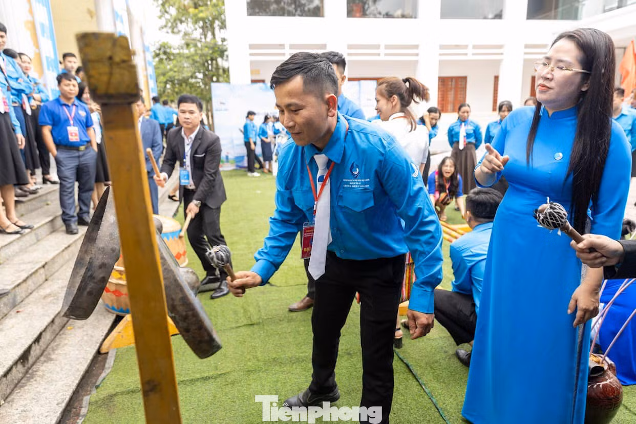 Các đại biểu tham gia đánh cồng chiêng.