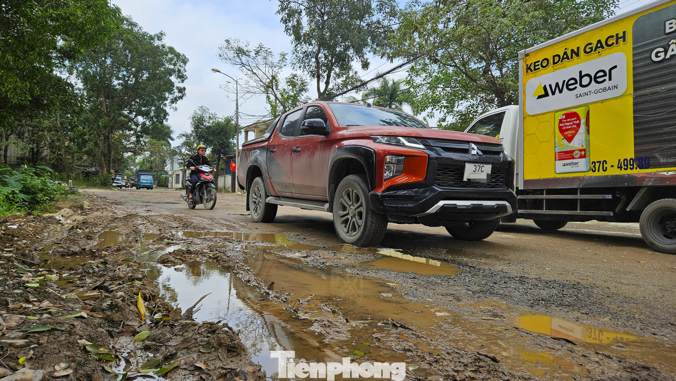 Ông Nguyễn Văn Khiêm, Chủ tịch UBND phường Hưng Đông cho hay: “Đường Nguyễn Chí Thanh đã hư hỏng nhiều năm nay, người dân đã có nhiều ý kiến phản ánh. Thành phố cũng đã có kế hoạch đầu tư con đường này, hiện đang trong giai đoạn điều chỉnh quy hoạch, hoàn thiện hồ sơ, thủ tục. Đối với vấn đề kiểm tra, xử lý xe trọng tải vượt quá thẩm quyền của phường. Địa phương cũng đề nghị các ban, ngành có biện pháp tuần tra để đảm bảo an toàn giao thông, hạn chế tình trạng xuống cấp, xói lở gia tăng”.