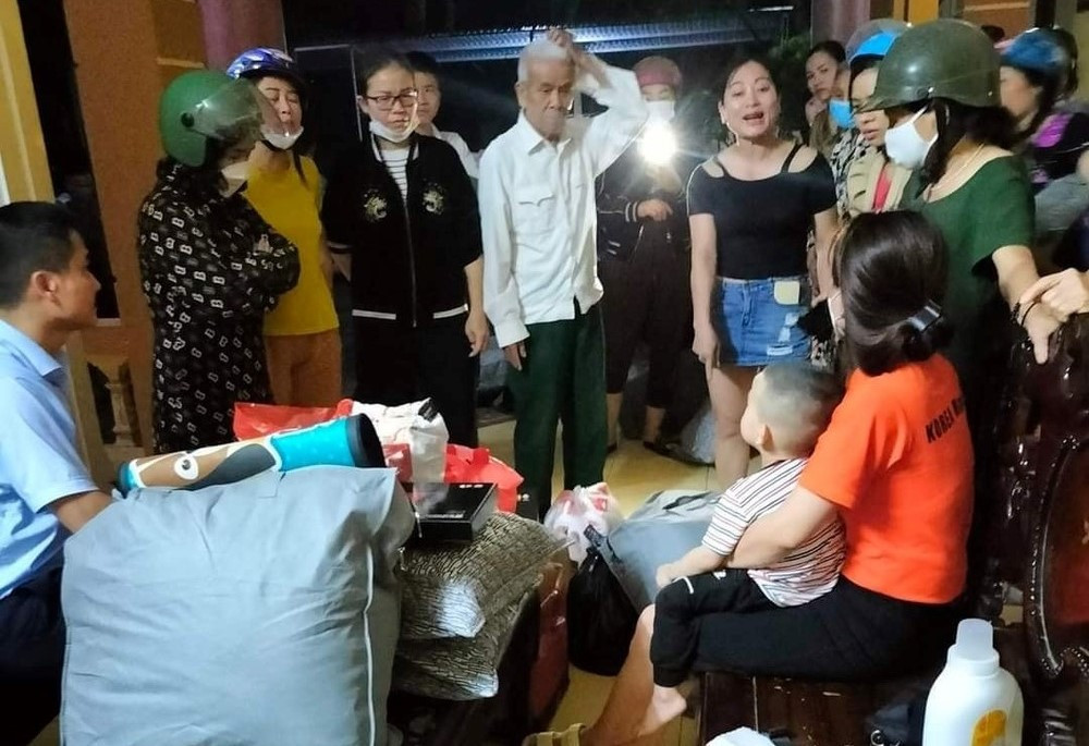 Người dân mang hàng trả lại. Người dân mang hàng trả lại.