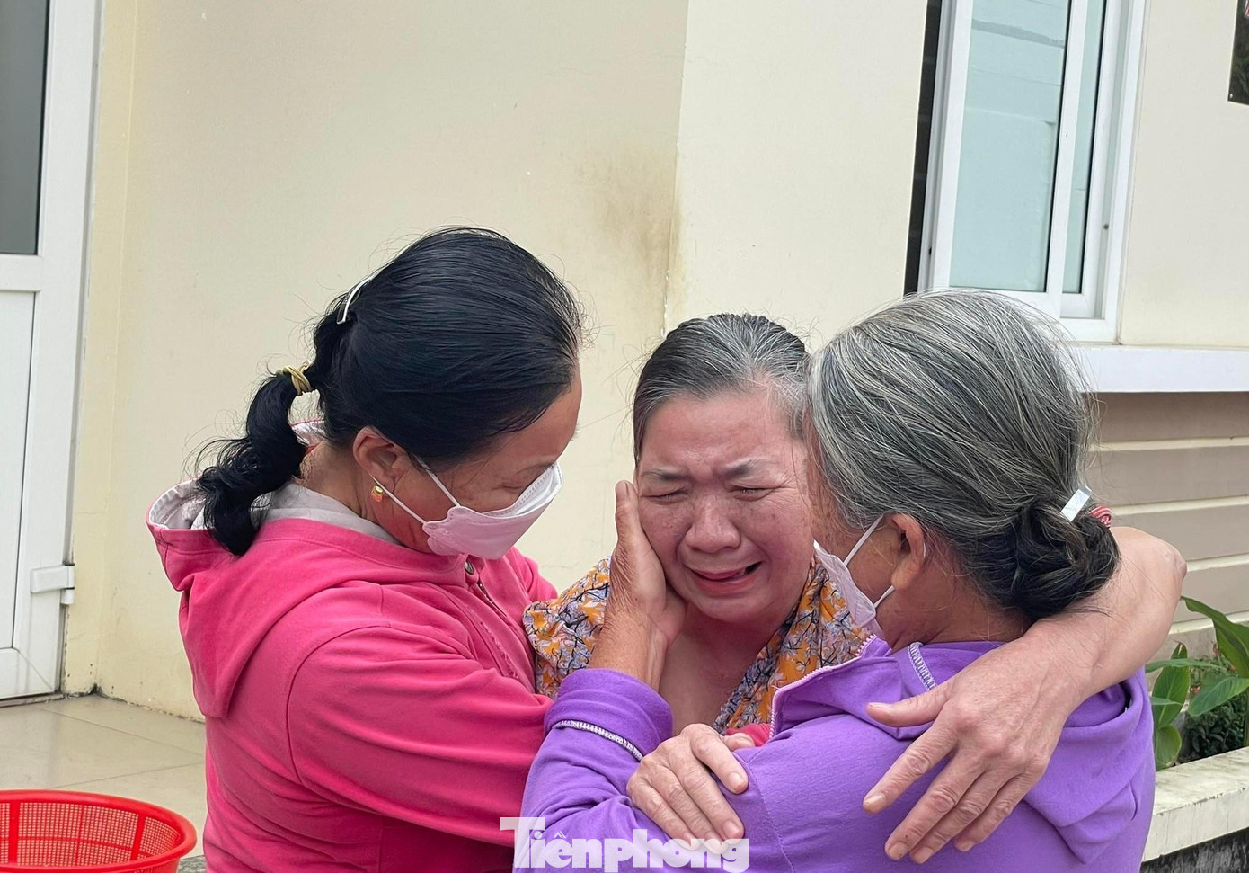Bà Thủy (giữa) và hai chị gái gặp lại nhau sau 19 năm xa cách