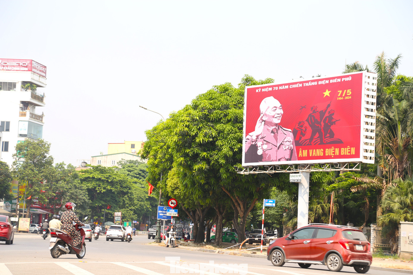 Những bảng biển tuyên truyền kỷ niệm 70 năm Chiến thắng Điện Biên Phủ được lắp đặt tại các điểm giao thông lớn của thành phố, nơi có mật độ phương tiện đi lại đông đúc để mọi người có thể quan sát, nhắc nhớ về ngày lễ lớn của dân tộc.