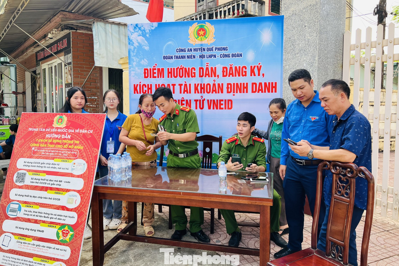 Thực hiện tháng cao điểm thực hiện Đề án 06 của Chính phủ về “Phát triển ứng dụng dữ liệu về dân cư, định danh và xác thực điện tử phục vụ chuyển đổi số quốc gia giai đoạn 2022 - 2025, tầm nhìn đến năm 2030”, sáng 5/6, tại điểm thi tuyển sinh vào lớp 10 năm học 2023-2024 trường THPT Quế Phong, Huyện đoàn phối hợp với Chi đoàn công an huyện Quế Phong (Nghệ An) thành lập điểm hướng dẫn, đăng ký, kích hoạt tài khoản định danh điện tử VNeID cho phụ huynh thí sinh và người dân. Ảnh: TH