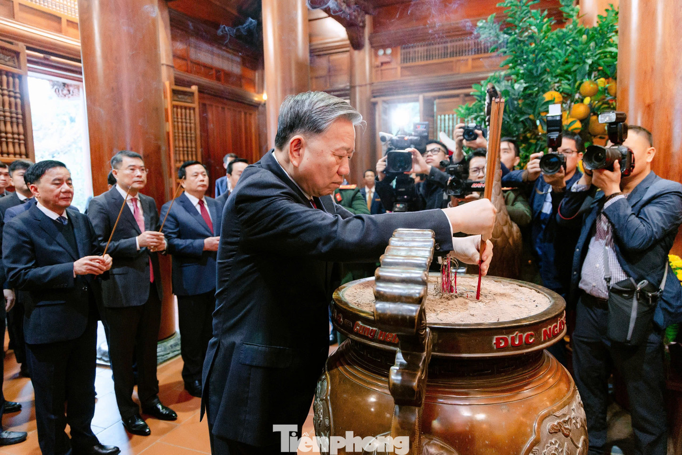 Tổng Bí thư Tô Lâm dâng hương tưởng niệm Chủ tịch Hồ Chí Minh.