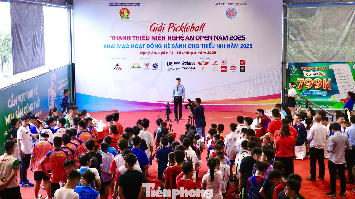 Sau hai ngày tranh tài, chiều 15/6, tại TP Vinh, Tỉnh Đoàn - Hội đồng đội tỉnh Nghệ An phối hợp với Câu lạc bộ Pickleball Đại học Vinh đã tổ chức Lễ bế mạc Giải Pickleball Thanh Thiếu niên Nghệ An Open năm 2025. Tham dự có chị Nguyễn Thị Phương Thúy - Ủy viên BCH Trung ương Đoàn, Bí thư Tỉnh đoàn, Chủ tịch Hội LHTN Việt Nam tỉnh Nghệ An. Sau hai ngày tranh tài, chiều 15/6, tại TP Vinh, Tỉnh Đoàn - Hội đồng đội tỉnh Nghệ An phối hợp với Câu lạc bộ Pickleball Đại học Vinh đã tổ chức Lễ bế mạc Giải Pickleball Thanh Thiếu niên Nghệ An Open năm 2025. Tham dự có chị Nguyễn Thị Phương Thúy - Ủy viên BCH Trung ương Đoàn, Bí thư Tỉnh đoàn, Chủ tịch Hội LHTN Việt Nam tỉnh Nghệ An.