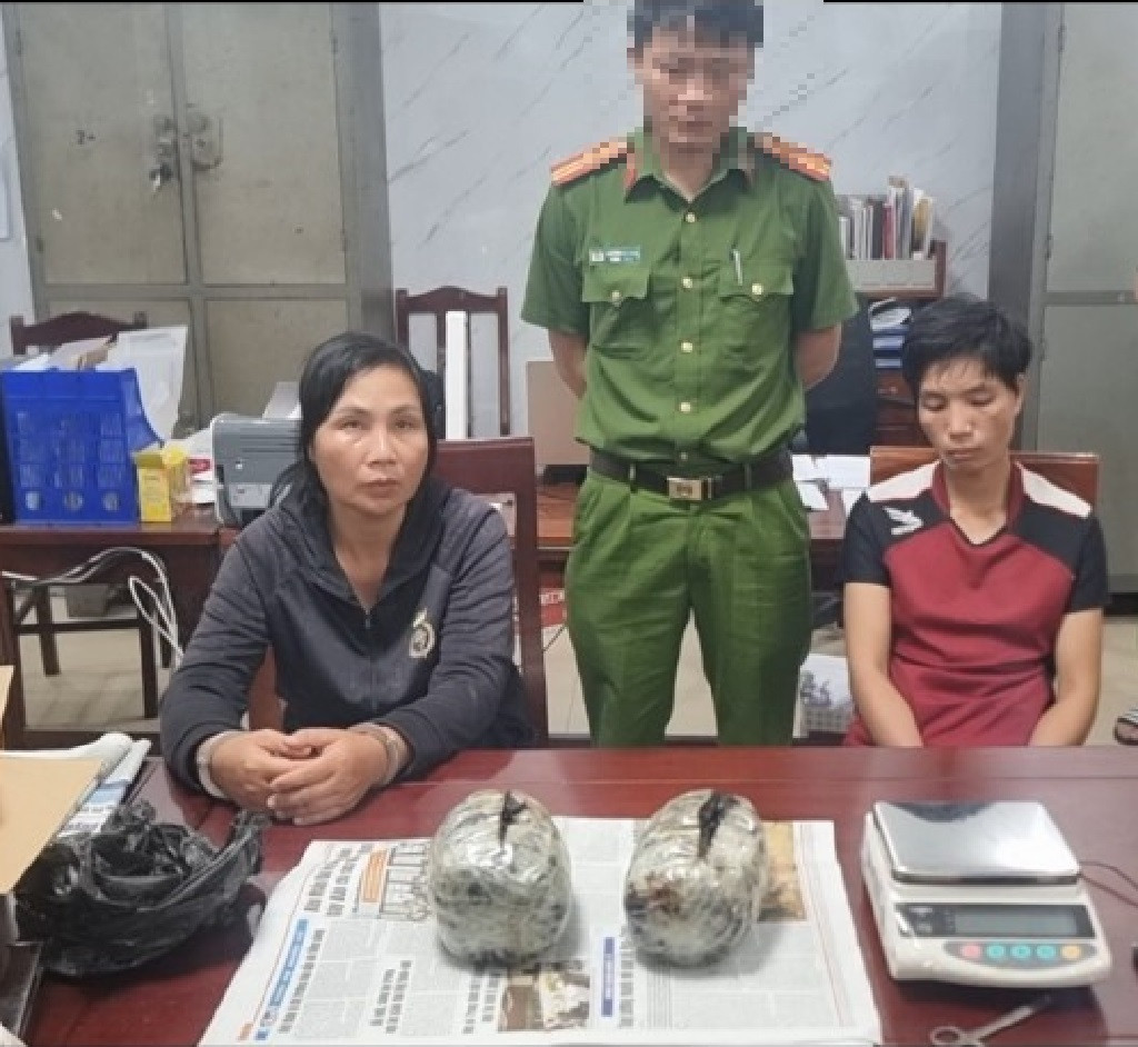 Đối tượng Lơ và Duyên cùng tang vật.