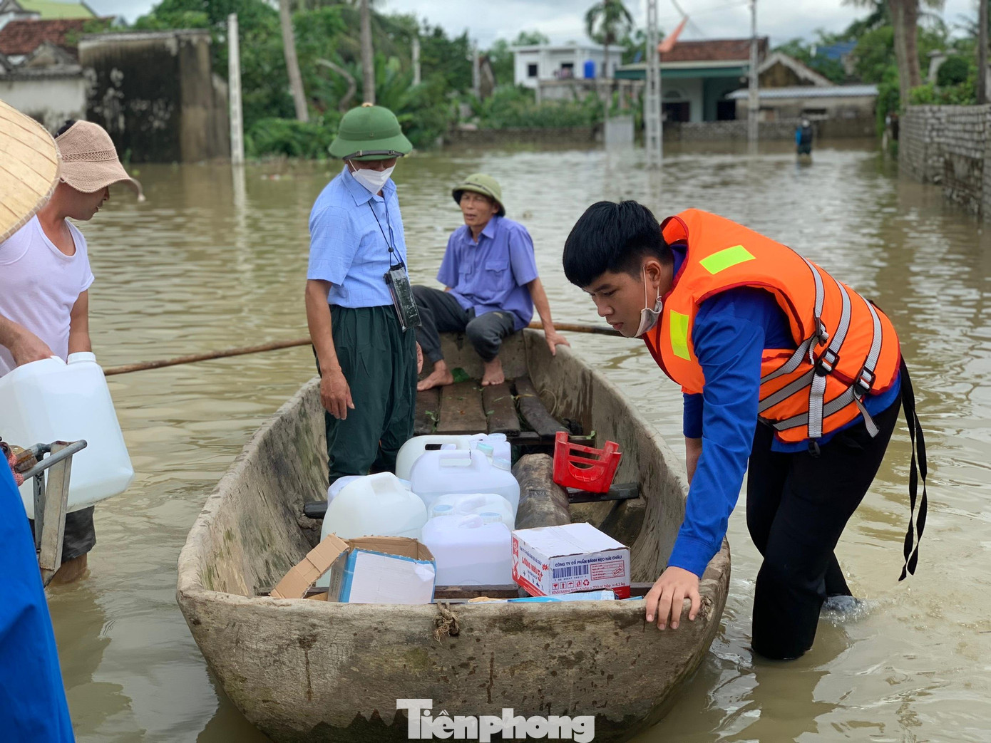 Ở những nơi ngập sâu, ĐVTN phải dùng thuyền bè để vận chuyển hàng tiếp tế giúp người dân