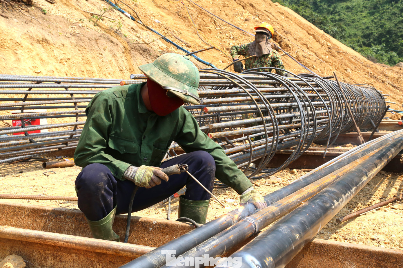 Nắng nóng làm các công nhân thi công cầu vượt QL46 (xã Hưng Tây, huyện Hưng Nguyên) ‘mướt’ mồ hôi. “Trước đây, 13h30’ là anh em đã ra làm việc, mấy hôm nay nắng nóng nên công ty cho lùi lại sau 14h mới ra làm và nghỉ muộn hơn”, anh Sơn, công nhân cho biết.