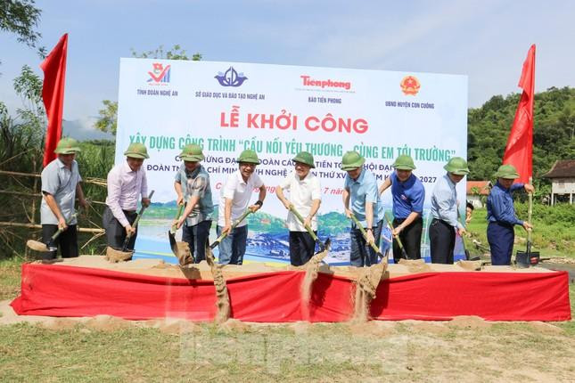 Tỉnh Đoàn Nghệ An phối hợp với Báo Tiền Phong, các đơn vị khởi công xây dựng 3 công trình thanh niên “Cầu nối yêu thương - Cùng em tới trường”