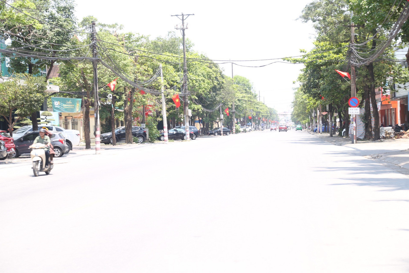 12 giờ trưa 3/4, thành phố Vinh nắng nóng vượt ngưỡng 40 độ, vắng người qua lại ở trung tâm thành phố. 12 giờ trưa 3/4, thành phố Vinh nắng nóng vượt ngưỡng 40 độ, vắng người qua lại ở trung tâm thành phố.