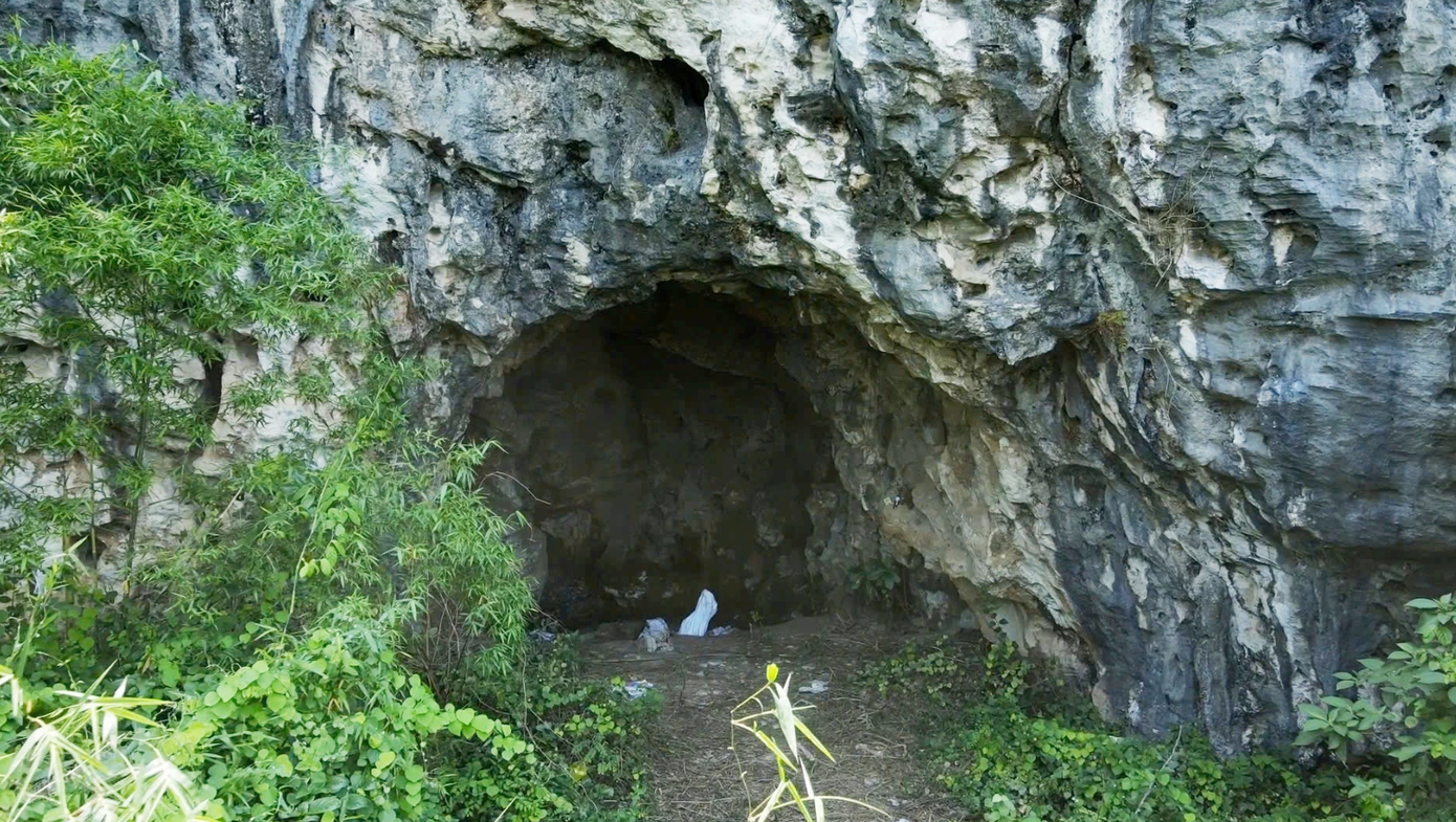 Lèn Chùa, nơi phát hiện nhiều xương chi, hộp sọ, nghi là của người. Lèn Chùa, nơi phát hiện nhiều xương chi, hộp sọ, nghi là của người.