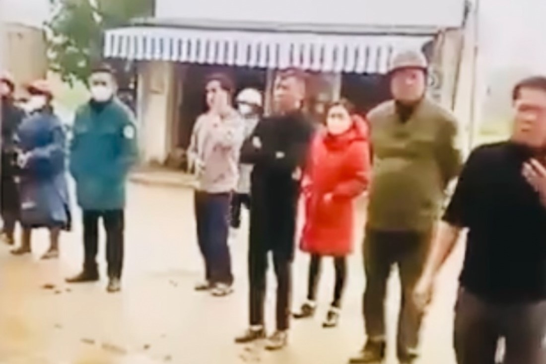 Người dân chứng kiến sự việc