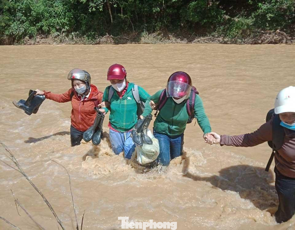 Nắm chặt tay nhau vượt qua dòng nước lũ chảy xiết