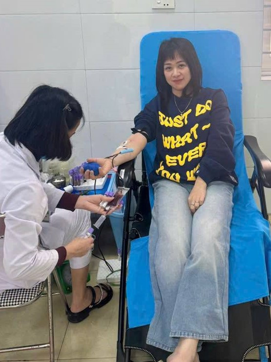 Đại úy Lưu Bảo Ngọc tham gia hiến máu Đại úy Lưu Bảo Ngọc tham gia hiến máu