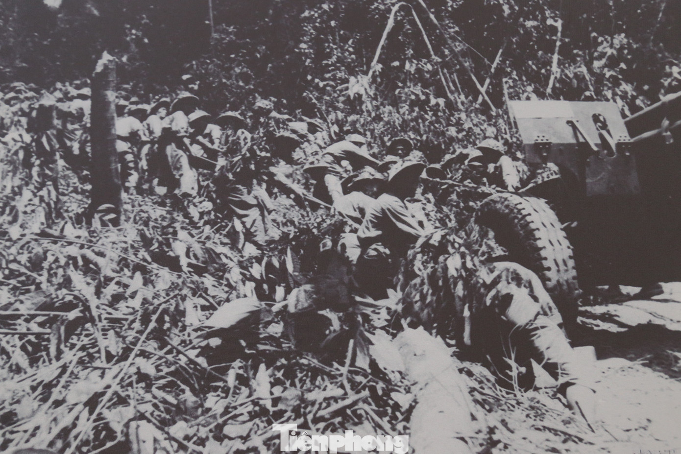 Hình ảnh Đại tướng Võ Nguyên Giáp cùng Bộ chỉ huy Chiến dịch Điện Biên Phủ bàn kế hoạch tác chiến cho từng trận đánh, tháng 1/1954 (trái) và các chiến sĩ pháo binh đã kéo những khẩu nặng hàng chục tấn vào chiếm lĩnh trận địa, năm 1954 (phải).