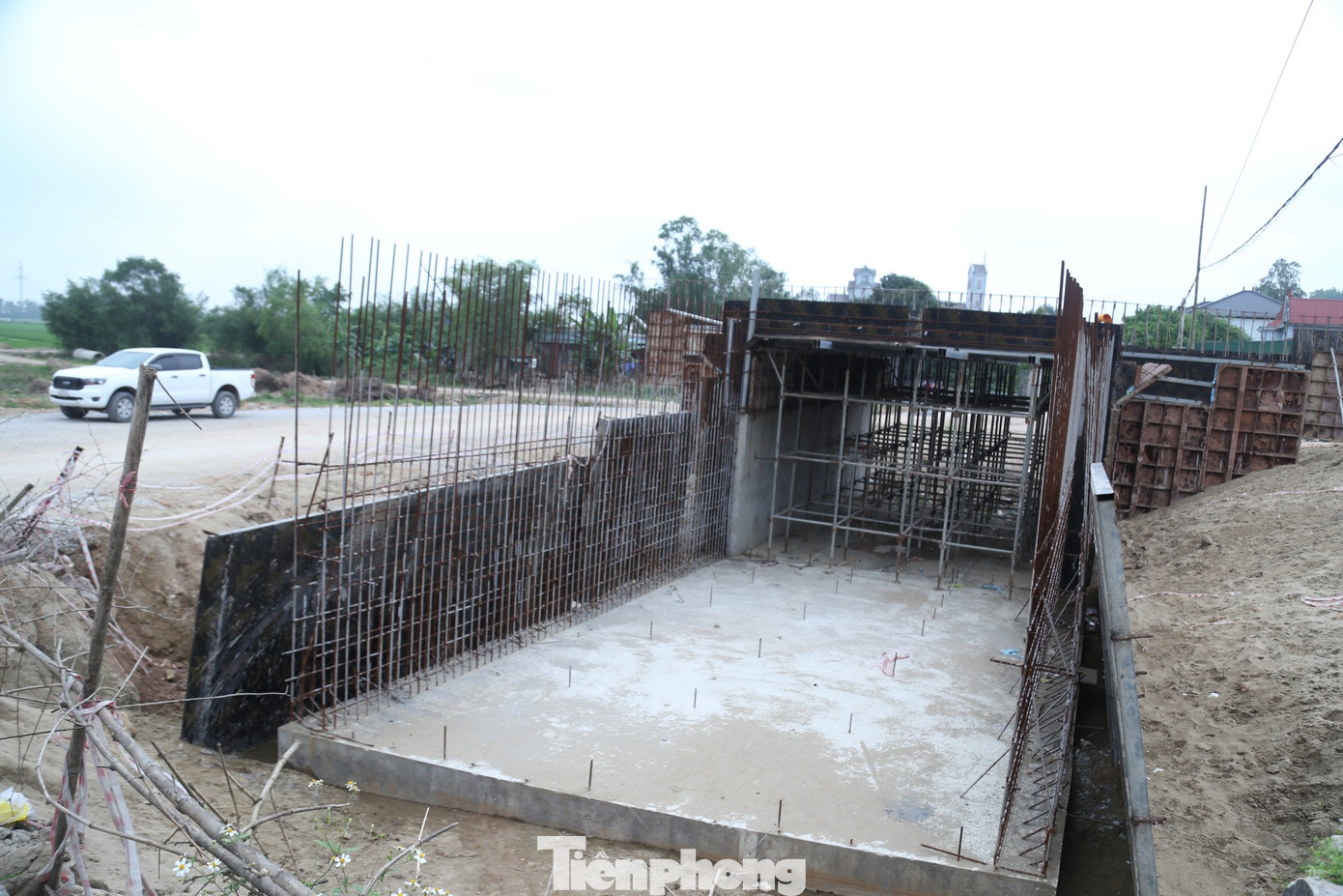 Hầm chui dân sinh qua xóm 4, xã Hưng Yên Nam đã dừng thi công 2 tháng nay do mặt bằng đường dẫn đầu hầm chưa bàn giao.