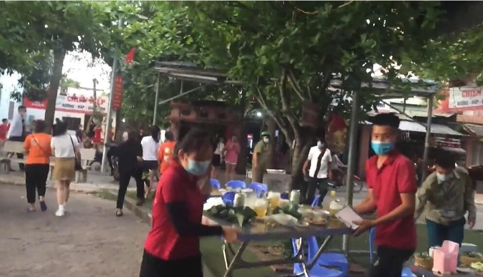 Nhân viên quán bê bàn nhậu chạy