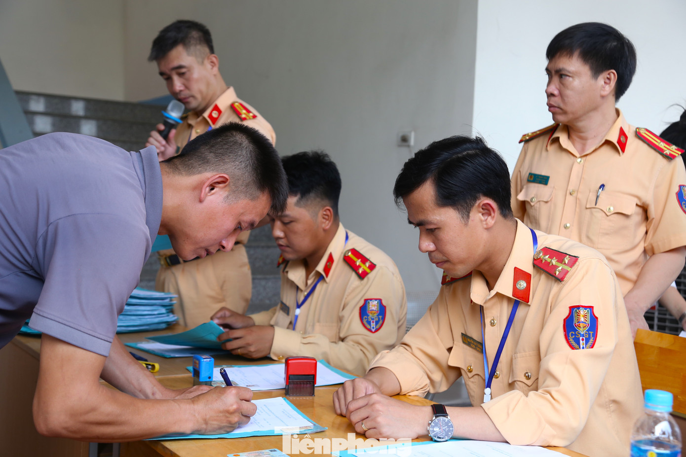 Nghệ An là đơn vị thứ 8 của cả nước tổ chức kỳ thi sát hạch, cấp giấy phép lái xe. Toàn bộ quá trình thi được triển khai đúng quy trình pháp luật, công khai từ khâu đăng ký đến sát hạch. Cán bộ làm nhiệm vụ được quán triệt nghiêm tác phong, chống tiêu cực, không gây phiền hà cho thí sinh.