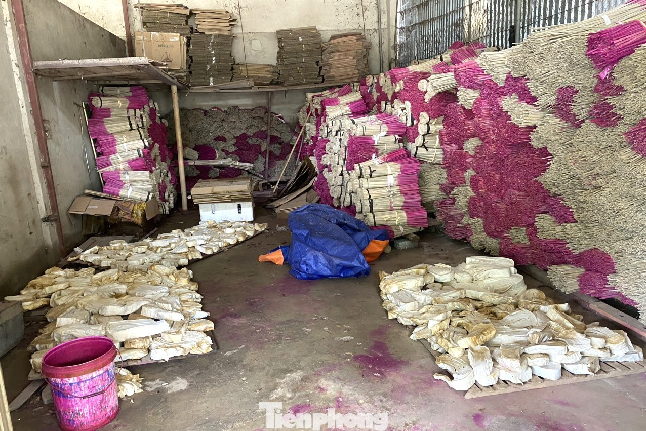 Nhiều nguyên liệu làm hương bị ngấm trong nước lũ đã hư hỏng, không thể sản xuất.