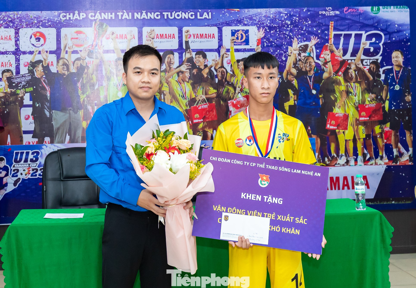 Chi đoàn công ty CP Thể thao Sông Lam Nghệ An trao thưởng cho Cầu thủ xuất sắc nhất Giải U13 Quốc gia 2023 Hoàng Anh Tuấn.