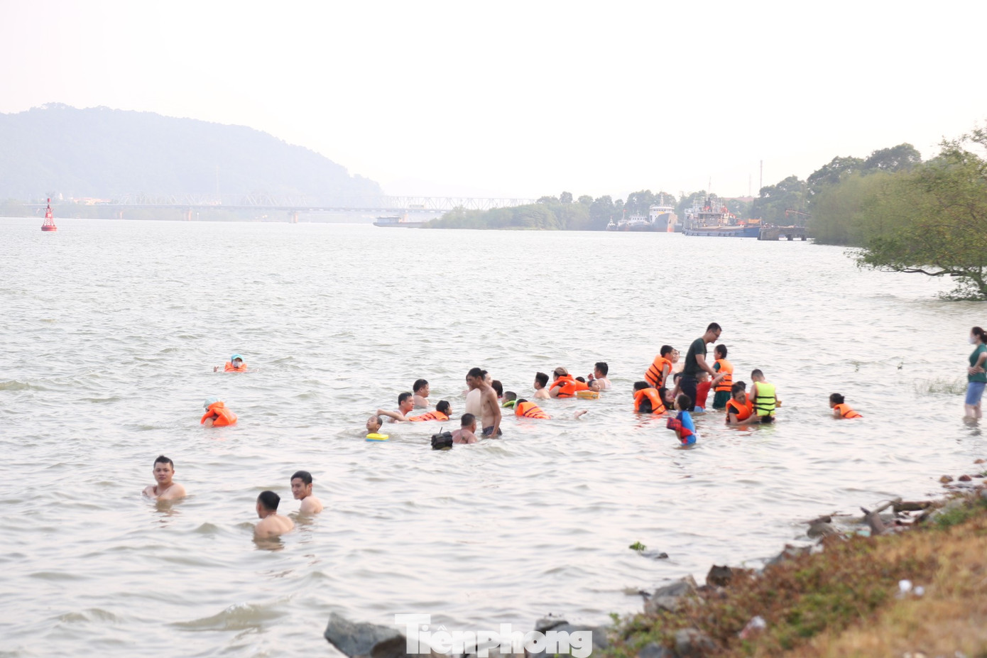 Khu vực này nước không quá sâu, lại chảy êm nên được người dân lựa chọn là nơi đưa con ra tập bơi, tắm mát