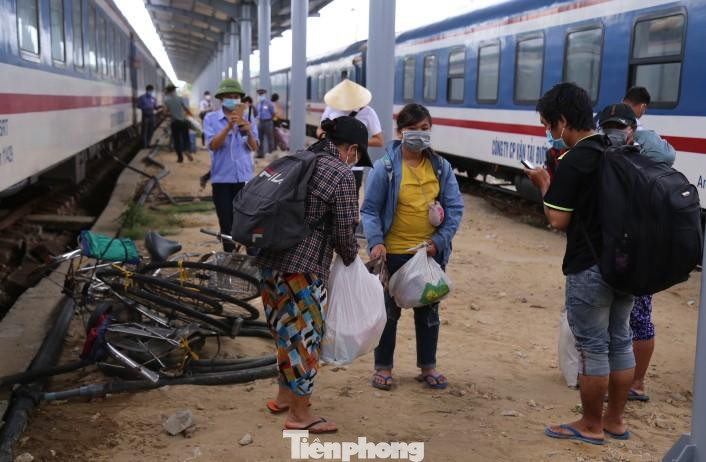 Chuyến tàu SE8 xuất phát từ TPHCM, đến ga Tháp Chàm (Ninh Thuận) vào lúc 12h23p ngày 21/7. Gia đình 4 người lên tàu và ngồi tại toa số 7.