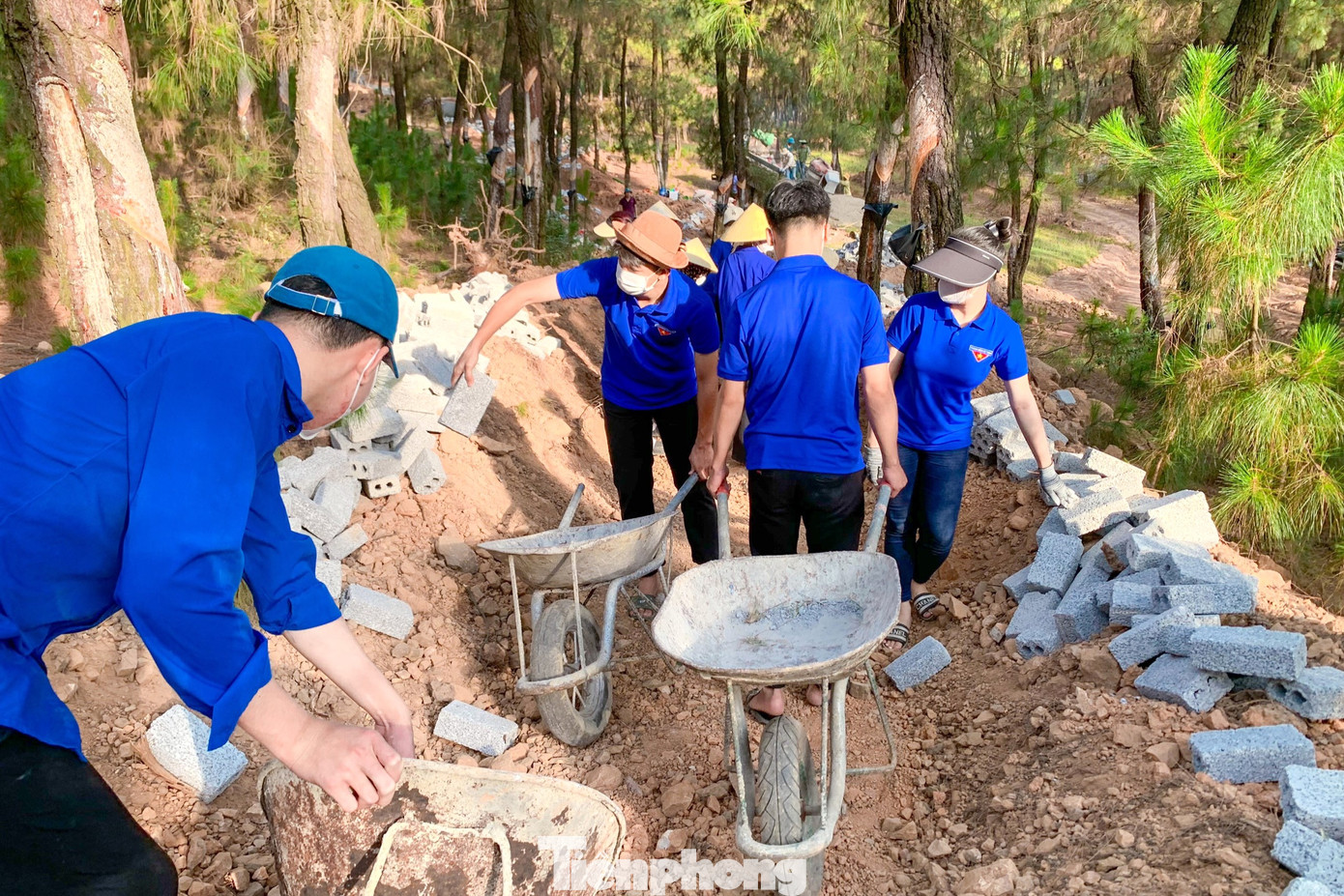 Chị Nguyễn Thị Hoa, Bí thư Đoàn xã Diễn Thọ cho biết, những ngày qua, đoàn viên thanh niên hỗ trợ vận chuyển xi măng, cát, trộn hồ, vận chuyển hồ để các anh trong Ban chỉ huy quân sự huyện tiến hành xây dựng.