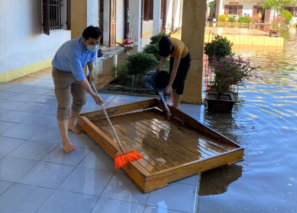 Nước rút đến đâu, thầy cô dọn dẹp đến đó Nước rút đến đâu, thầy cô dọn dẹp đến đó