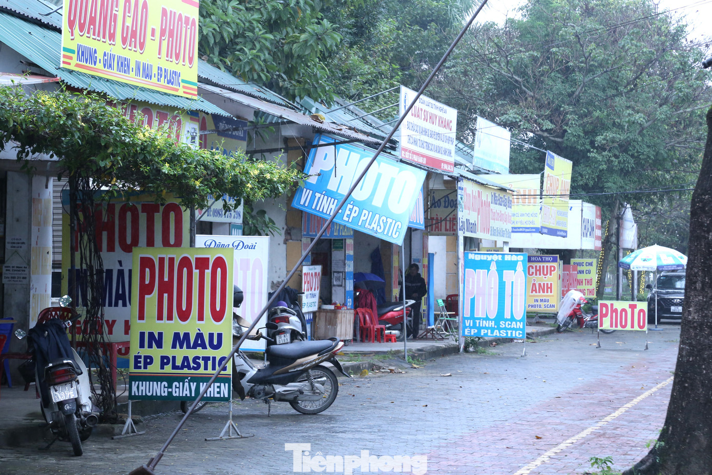 Nhiều tiệm chụp ảnh, photo chiếm mất mặt tiền công viên