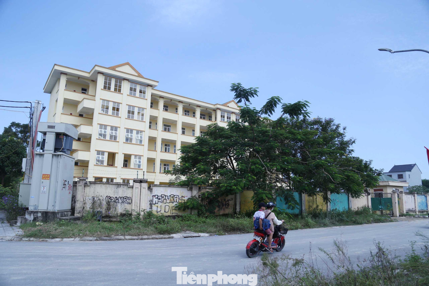 Năm 2011, tỉnh Nghệ An chấp thuận chủ trương đầu tư xây dựng cơ sở 2 Trường Cao đẳng Văn hóa nghệ thuật Nghệ An tại xóm 16, xã Hưng Lộc, thành phố Vinh, trên diện tích gần 10.000m2, vốn đầu tư xây dựng hơn 66 tỷ đồng. Đây là dự án được đầu tư nhằm phục vụ cho lộ trình nâng cấp trường từ cao đẳng lên đại học. Năm 2011, tỉnh Nghệ An chấp thuận chủ trương đầu tư xây dựng cơ sở 2 Trường Cao đẳng Văn hóa nghệ thuật Nghệ An tại xóm 16, xã Hưng Lộc, thành phố Vinh, trên diện tích gần 10.000m2, vốn đầu tư xây dựng hơn 66 tỷ đồng. Đây là dự án được đầu tư nhằm phục vụ cho lộ trình nâng cấp trường từ cao đẳng lên đại học.