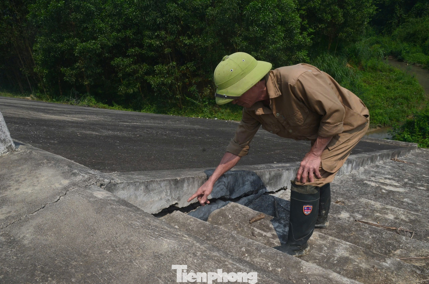 Ông Phạm Văn Minh (trú xóm Đồng Đại, xã Nghĩa Khánh) cho biết, gia đình có 2 mẫu đất ở khu vực sản xuất nông nghiệp của xã. Khu vực này là vùng trũng, hàng năm thường bị ngập úng khi mưa lớn xảy ra. Việc ngăn nước từ sông Hiếu vào thì được, còn để nước tiêu thoát từ vùng sản xuất ra ngoài sông rất khó khăn. “Cống mới tu sửa, làm lại khoảng 3,4 năm nay nhưng đã có nhiều vết nứt lớn. Mùa mưa lũ, người dân phải tập trung ra để mở cống bằng biện pháp thủ công, nước trong đồng mới thoát ra sông được”, ông Minh chia sẻ.