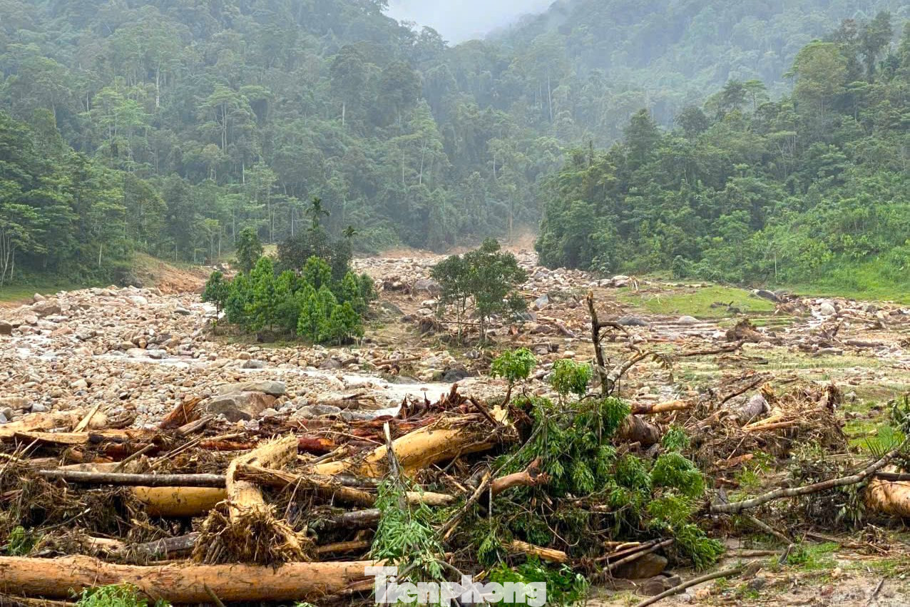 Mưa lớn gây lũ quét liên tiếp trong những ngày qua đã cuốn trôi nhiều nhà và tài sản của người dân, chia cắt nhiều tuyến đường quan trọng ở các huyện miền núi Nghệ An, như: Kỳ Sơn, Tương Dương, Quế Phong.