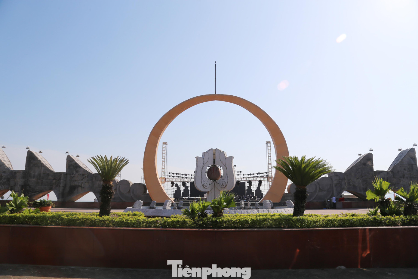 “Thời gian qua, thị xã đã tập trung chỉnh trang đô thị, cảnh quan môi trường, tạo không gian xanh - sạch - đẹp. Đồng thời xây dựng các điểm đến du lịch, các sản phẩm du lịch để phục vụ nhu cầu của du khách, “níu chân” du khách ở lại lâu hơn với phố biển Cửa Lò. Năm 2022, đô thị du lịch biển Cửa Lò phấn đấu đón 1,6 triệu lượt khách, trong đó có 516 ngàn lượt khách lưu trú, doanh thu từ dịch vụ du lịch dự kiến đạt 1.522 tỷ đồng”, ông Phúc chia sẻ.